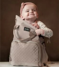 NanaBeebi Luiertas Rugzak Met Verschoonmatje - Beige Taupe - Inclusief Flessenwarmhouder - Kinderwagenhaken En Isoleervak 6 NanaBeebi Luiertas Rugzak Met Verschoonmatje - Beige Taupe - Inclusief Flessenwarmhouder - Kinderwagenhaken En Isoleervak -Winkel voor babyproducten 1057x1200 3