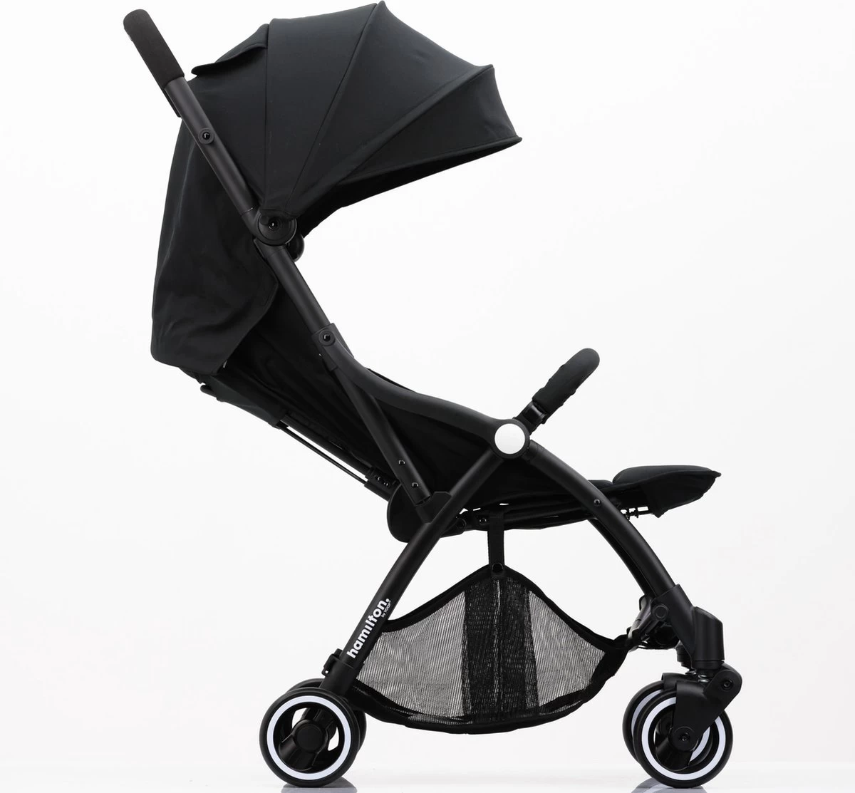 Hamilton by Yoop S1 Plus Buggy met monteerbare Zeno Plus draagwieg - Nieuw en Hoger 2023 model - Premium Budget Stroller met One Hand Folding Technologie – Zwart - Licht, Verstelbaar, Wendbaar en geschikt van 0 maanden tot 4 jaar – Inclusief adapter Hamilton By Yoop S1 Plus Buggy Met Monteerbare Zeno Plus Draagwieg - Nieuw En Hoger 2023 Model - Premium Budget Stroller Met One Hand Folding Technologie – Zwart - Licht, Verstelbaar, Wendbaar En Geschikt Van 0 Maanden Tot 4 Jaar – Inclusief Adapter -Winkel voor babyproducten 1200x1113 5
