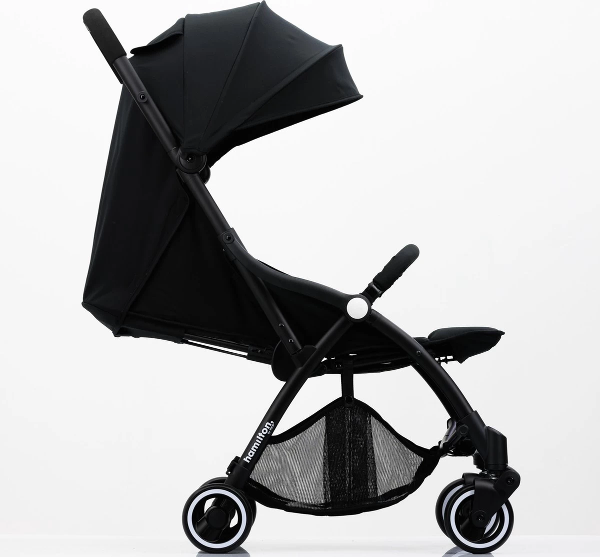 Hamilton by Yoop S1 Plus Buggy met monteerbare Zeno Plus draagwieg - Nieuw en Hoger 2023 model - Premium Budget Stroller met One Hand Folding Technologie – Zwart - Licht, Verstelbaar, Wendbaar en geschikt van 0 maanden tot 4 jaar – Inclusief adapter Hamilton By Yoop S1 Plus Buggy Met Monteerbare Zeno Plus Draagwieg - Nieuw En Hoger 2023 Model - Premium Budget Stroller Met One Hand Folding Technologie – Zwart - Licht, Verstelbaar, Wendbaar En Geschikt Van 0 Maanden Tot 4 Jaar – Inclusief Adapter -Winkel voor babyproducten 1200x1113 6