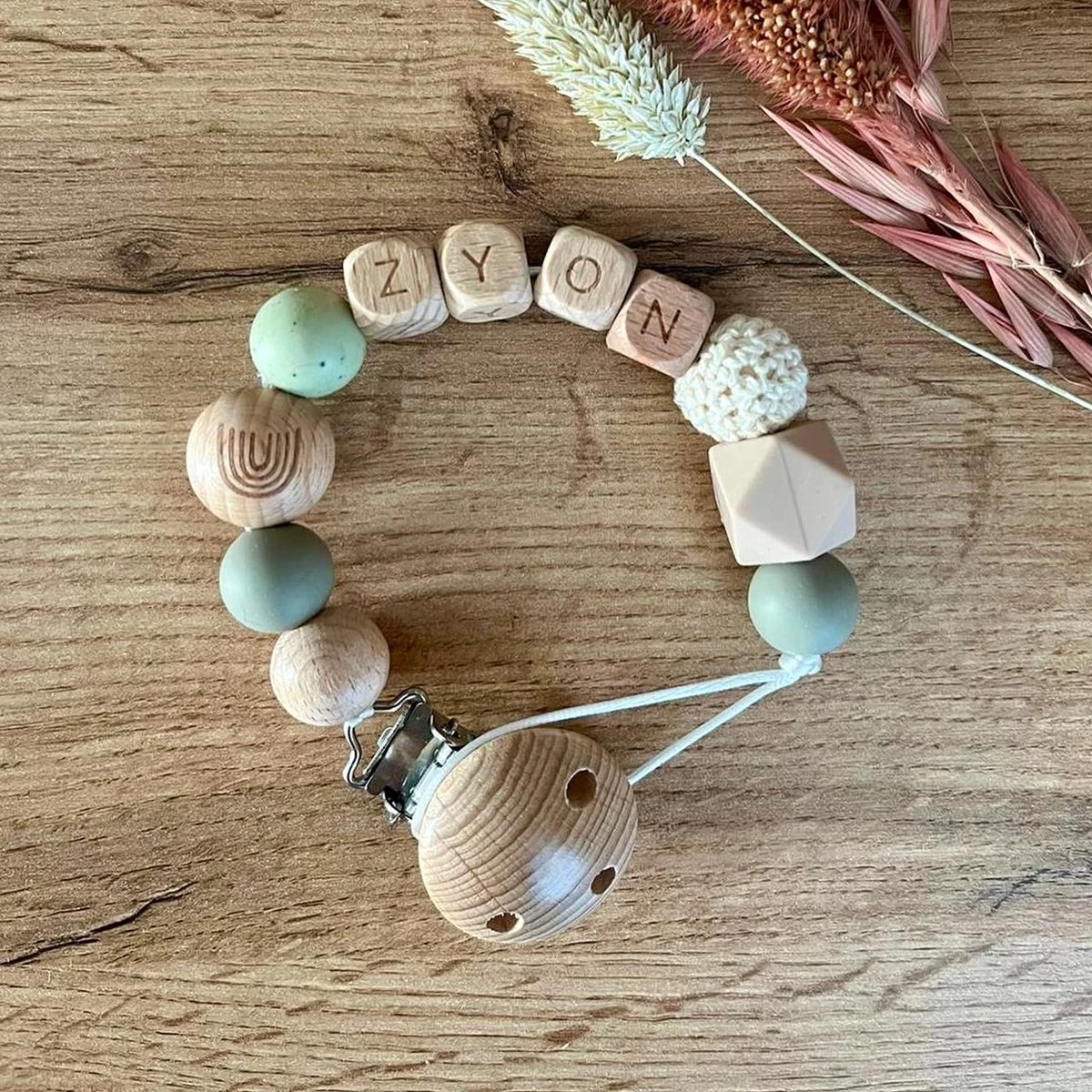 MiaLou - Speenkoord met Naam - Beige & Groen - Kraamcadeau - Jongen MiaLou - Speenkoord Met Naam - Beige & Groen - Kraamcadeau - Jongen -Winkel voor babyproducten 1200x1200 1368