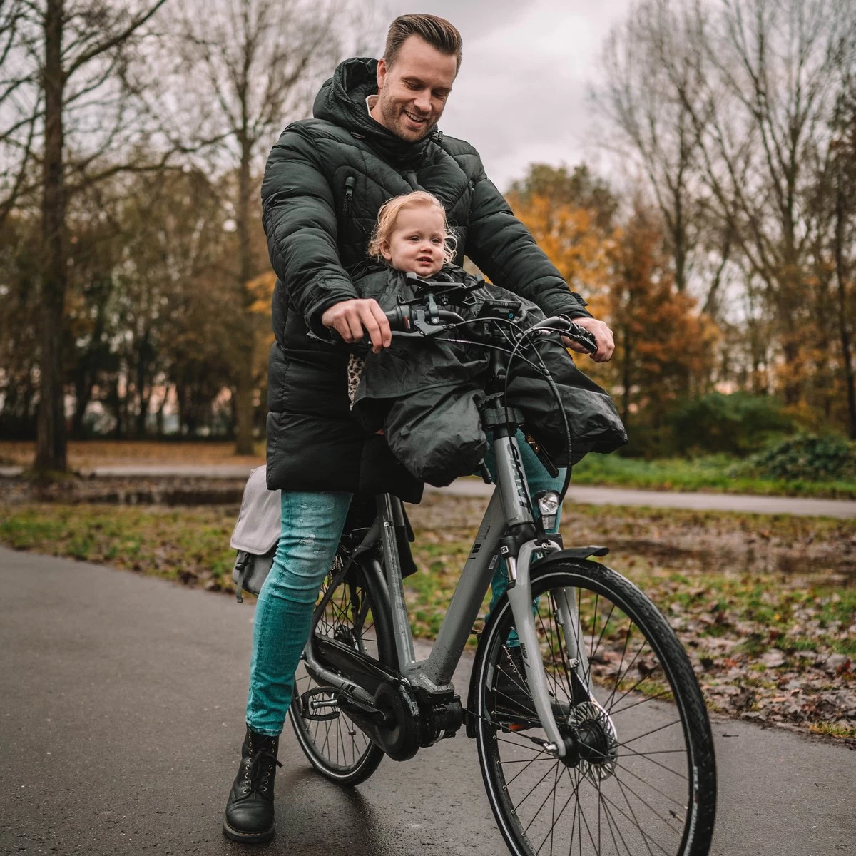 Deryan Bike-a-way fietsstoeltje voor - fiets Regenhoes - warme jas en windbreaker + regenponcho - Bobike & Yepp Deryan Bike-a-way Fietsstoeltje Voor - Fiets Regenhoes - Warme Jas En Windbreaker + Regenponcho - Bobike & Yepp -Winkel voor babyproducten 1200x1200 1581