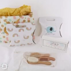 ZUZI ROSY® - Baby Borstel - Baby Verzorgingsset - 3 Stuks - Hout - Haarborstel En Kam - Kraamcadeau - Babyshower Gift - Incl. Opbergzakje -Winkel voor babyproducten 1200x1200 560