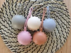 Speenhouder Zand - Fopspeen Opbergen In Een Makkelijk Speendoosjes - Siliconen Speenkoord Houder Voor Fopspeen -Winkel voor babyproducten 1200x899 3