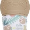 Itzy Ritzy - Itzy Mitt™ - Baby Bijtwant - Beige Luiaard -Winkel voor babyproducten 671x1200