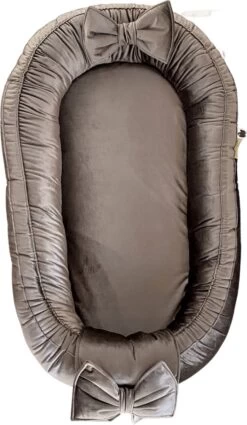 Wazzhappening - Babynestje - Velvet - Taupe - Strik - Handgemaakt - Luxury Velvet - Bruin/grijs