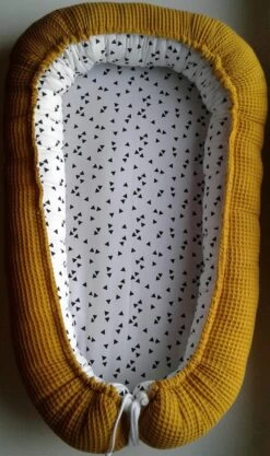 Babynestje (Oker/wit Met Zwarte Driehoekjes)