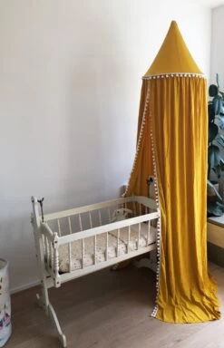 By Baboo Klamboe Baby 245cm - Okergeel - Katoen - Pompons 5 By Baboo Klamboe Baby 245cm - Okergeel - Katoen - Pompons -Winkel voor babyproducten 771x1200 6