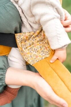 ByKay - Draagzak - Click Carrier Classic - Special Edition Rib Zeki Yellow - Teske De Schepper 4 ByKay - Draagzak - Click Carrier Classic - Special Edition Rib Zeki Yellow - Teske De Schepper -Winkel voor babyproducten 800x1200 226