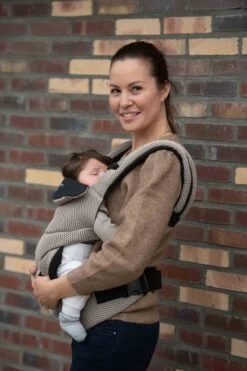 Dooky Ergonomische Draagzak Urban Comfort Beige Desert -Winkel voor babyproducten 800x1200 230