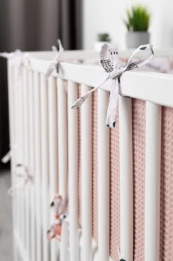 Sensillo Baby Bedbumper - Bedomrander - Anti Stootrand Ledikant - Bed Zijbeschermers - 180x30cm - Wafel Roze Vosjes -Winkel voor babyproducten 800x1200 249