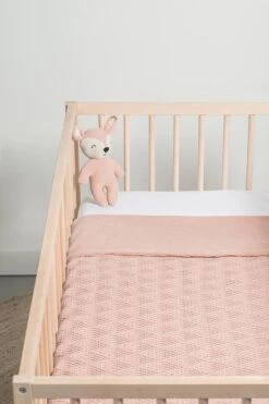 Jollein Baby Deken Ledikant 100x150cm River Knit - Pale Pink/Coral Fleece 4 Jollein Baby Deken Ledikant 100x150cm River Knit - Pale Pink/Coral Fleece -Winkel voor babyproducten 800x1200 341