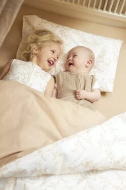 Meyco - Dekbedovertrek Ledikant - Branches - Sand - 100x135cm -Winkel voor babyproducten 800x1200 482