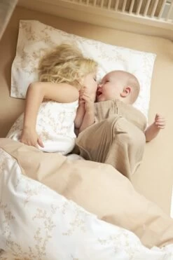 Meyco - Dekbedovertrek Ledikant - Branches - Sand - 100x135cm -Winkel voor babyproducten 800x1200 483