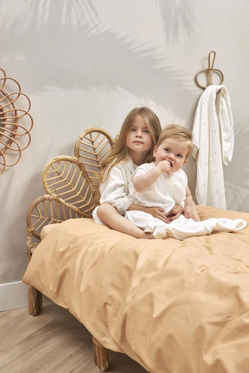 Meyco Uni dekbedovertrek ledikant - Camel/Warm Sand - 100x135cm Meyco Uni Dekbedovertrek Ledikant - Camel/Warm Sand - 100x135cm -Winkel voor babyproducten 800x1200 489