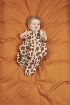 Meyco Uni Dekbedovertrek Ledikant - Camel/Warm Sand - 100x135cm 4 Meyco Uni Dekbedovertrek Ledikant - Camel/Warm Sand - 100x135cm -Winkel voor babyproducten 800x1200 490