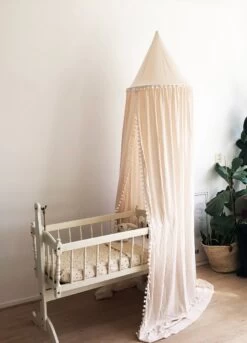 By Baboo Klamboe Baby 245cm - Crème - Katoen - Pompons 4 By Baboo Klamboe Baby 245cm - Crème - Katoen - Pompons -Winkel voor babyproducten 864x1200 6