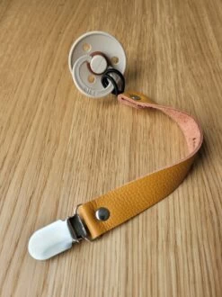 Okergeel, Baby Speenkoord, Speenkoord Jongen, Speenkoord Meisje, Leren Speenkoord, Bibs Speen, Kraamcadeau, Kraamkado