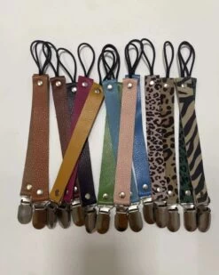 Speenkoord Bruin, Speenkoord Jongn, Speenkoord Meisje, Baby Speenkoord, Leren Speenkoord, Bibs Speen, Kraamcadeau, Kraamkado -Winkel voor babyproducten 959x1200 3